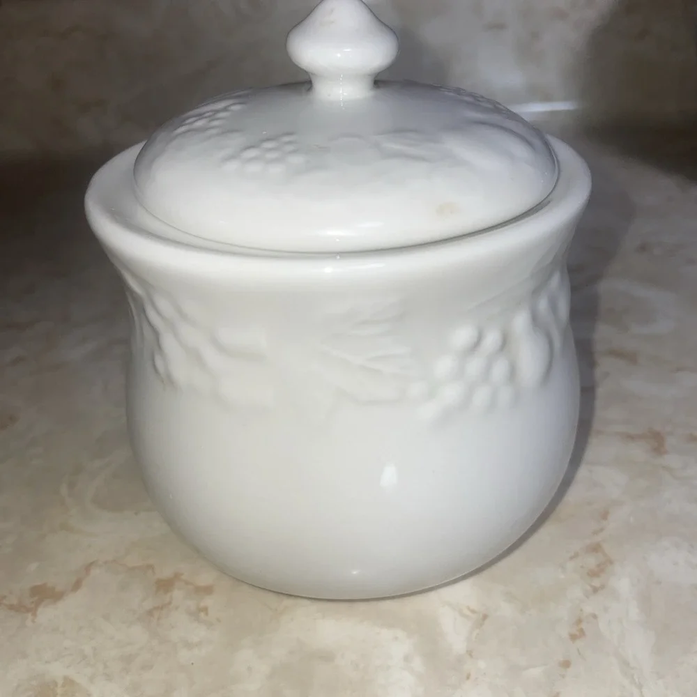 Gibson Design Flourish Two Piece White Ceramic Sugar Bowl W Lid‎ Fruit Motif